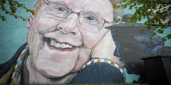 Streetartwerk van Gaston Berghmans op de muur van school Sint-Eduardus